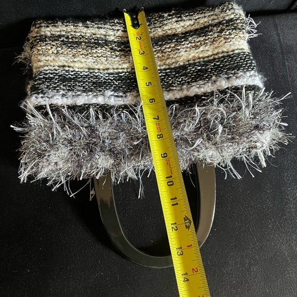 Chic Textured Women's Handbag - Black, Gold, Cream - Picture 6 of 11